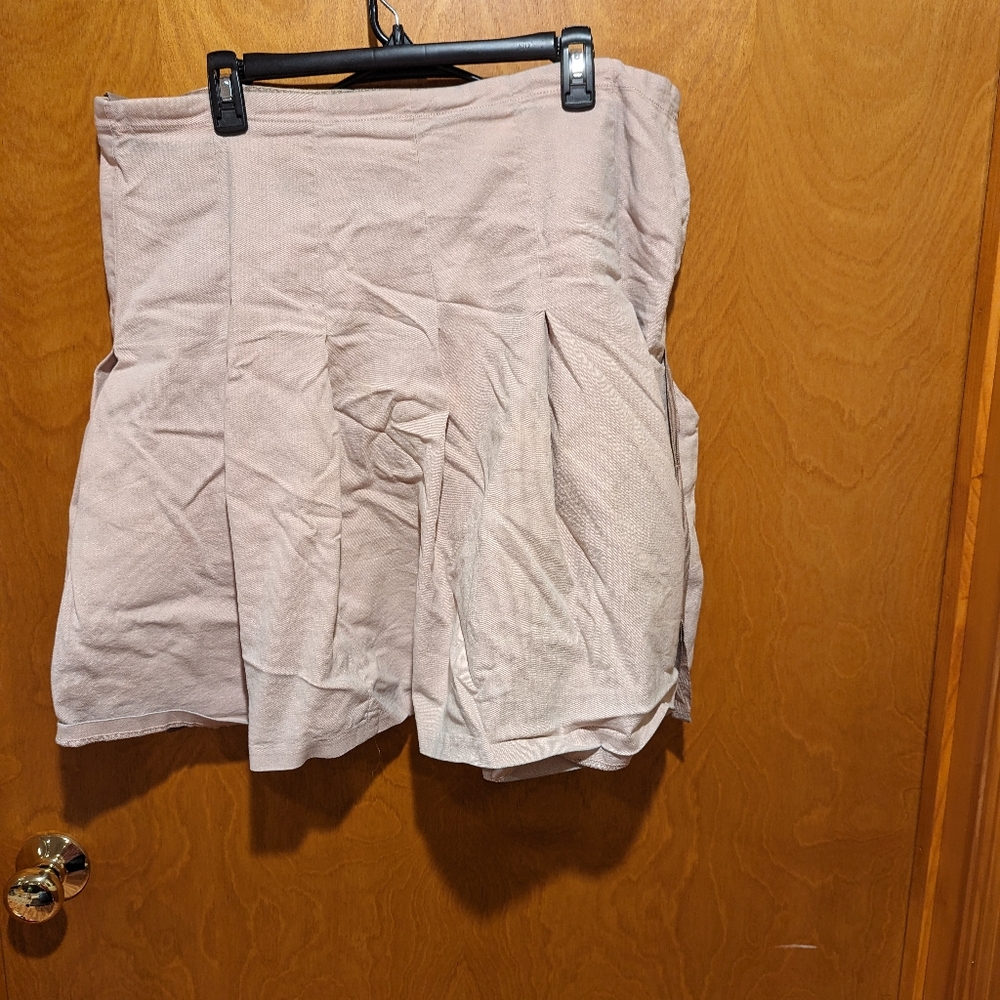 Pleated pink skirt